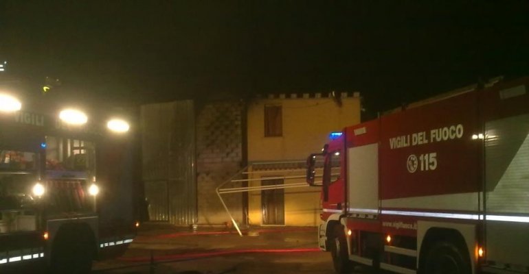 Incendio capannone in Piana di Sagri