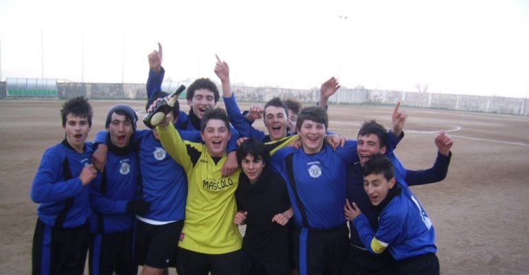 Calcio: i 'giovanissimi' festeggiano la vittoria