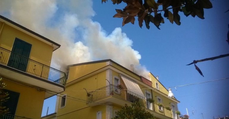 Incendio in un'abitazione su viale Vittorio Veneto