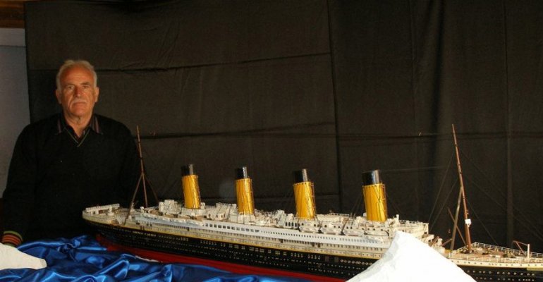 Antonio Occhiochiuso realizza il modellino del Titanic