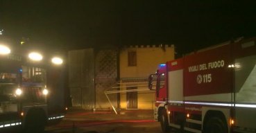 Incendio capannone in Piana di Sagri