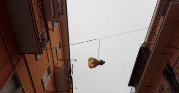 Lampione pericolante in via Paisiello
