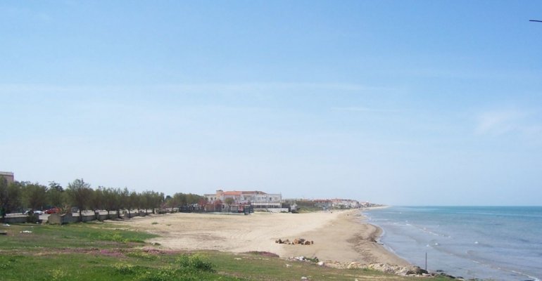 Al via la pulizia delle spiagge sull'Istmo
