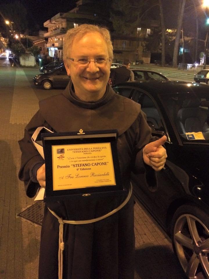 Padre Lorenzo riceve il premio "Stefano Capone"