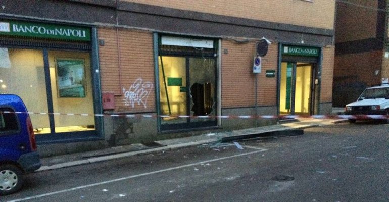 Esplosione al Banco di Napoli, tentato furto al bancomat