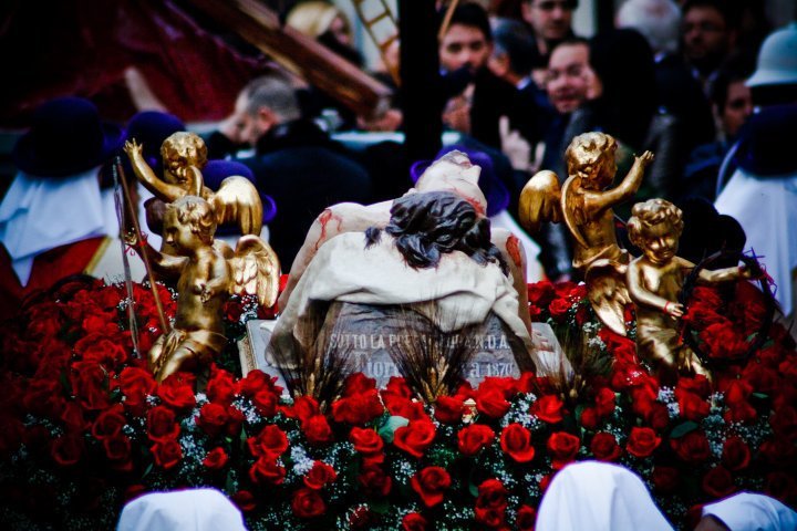 San Nicandro si ferma per la Processione dei Misteri