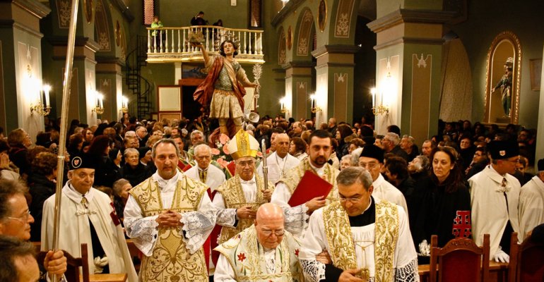 Don Vincenzino (davanti a tutti) in un momento della riapertura della Chiesa Madre (foto Nazario Cruciano)