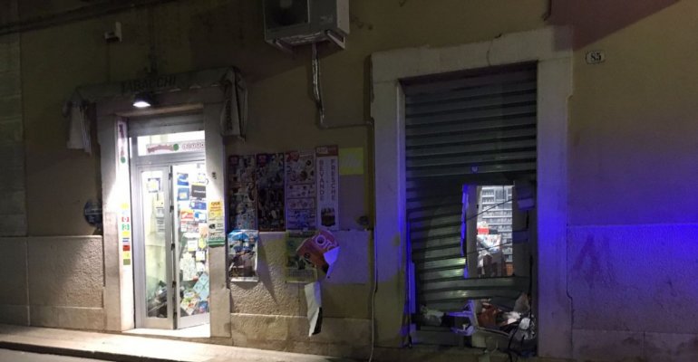Esplosione al distributore di tabacchi in via Roma