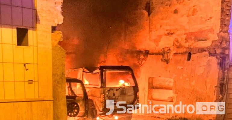 Incendio distrugge due auto in via Matteotti