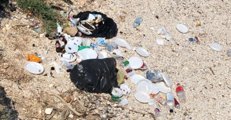 Calarossa, abbandono selvaggio di rifiuti: bagnanti ripuliscono