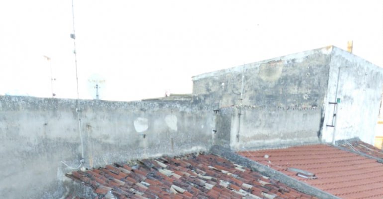 Crolla il tetto di una vecchia abitazione