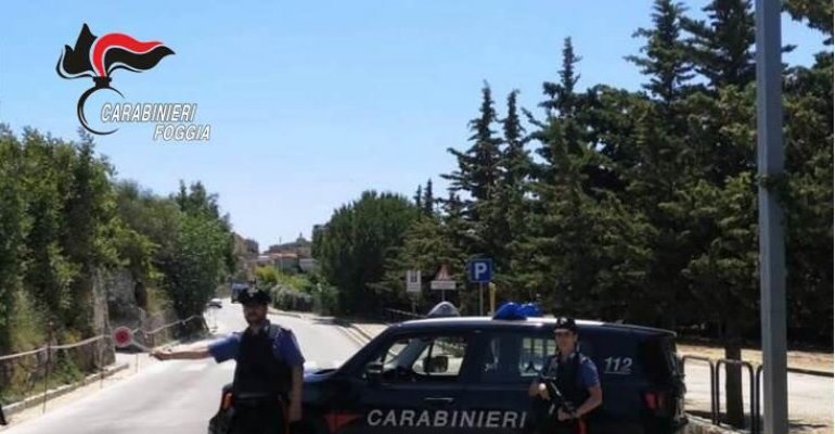 Sorpreso dai Carabinieri ingoia la droga, arrestati due pusher